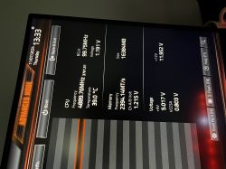 Ekran BIOS-u komputera z wyświetlonymi informacjami o systemie.