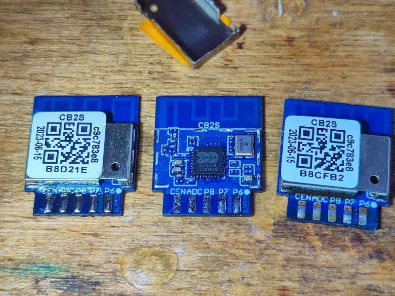 CB2S-Module mit BK7231M-Chip Drei CB2S-Module mit der Bezeichnung BK7231M auf einem Tisch.