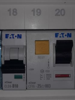 Zbliżenie na dwa wyłączniki marki EATON w skrzynce elektrycznej, oznaczone numerami 18, 19 i 20.