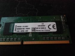 Zbliżenie na moduł pamięci RAM marki Kingston o pojemności 8GB.