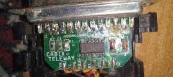 Zbliżenie na płytkę PCB z wtykiem DB-15, oznaczeniami CABIX TELEWAY i układem scalonym.