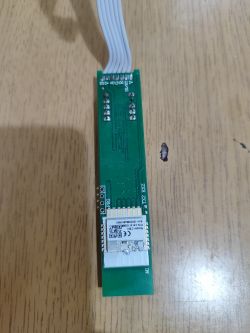 Płyta kontrolna panelu CRONOS Synthelith CR-960TWP z białą taśmą na drewnianym stole.
