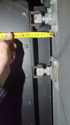 Pomiar taśmą od osi zawiasu bramy do krawędzi słupka, wskazanie ok. 10,5 cm