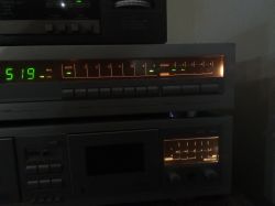 Podświetlony panel retro wieży stereo z ledwo zauważalną różnicą jasności