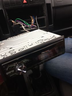 Polo 1.2 - tylko jeden głośnik działa, reszta kabli ucięta przy kostce ISO