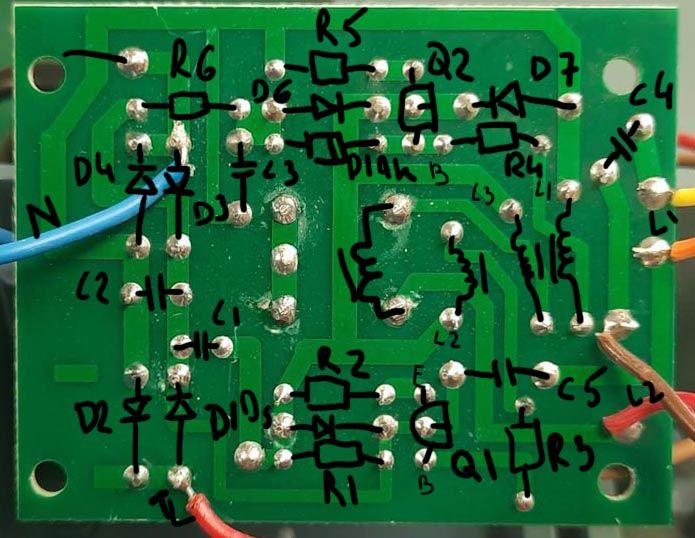 Zdjęcie zielonej płytki PCB z naniesionymi na czarno oznaczeniami elementów elektrycznych i poprawionymi numerami części.