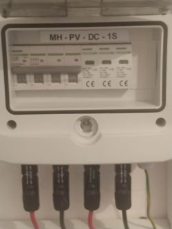 PV Inverter Not Starting Up: 2.5kW Installation, 8 Panels - How Long to Charge & How to Check?