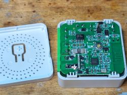 Wnętrze modułu przekaźnikowego SB490 z widocznymi komponentami elektronicznymi.