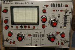 Oscyloskop Kabid DT 525A z wyraźnym panelem sterowania i ekranem.