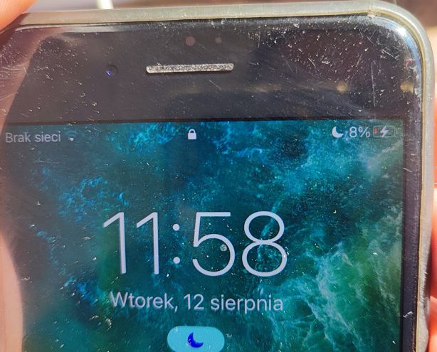 Ekran telefonu z datą 12 sierpnia, godziną 11:58 i baterią naładowaną do 8%
