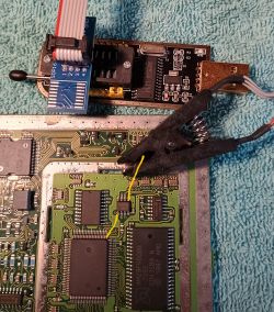 Programator z podłączonym klipsem SOP16 do pamięci flash na płycie PCB