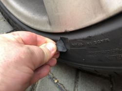 Uszkodzenie boczne opony Michelin Pilot Sport 4 na Lexus LS460 - Czy wymaga wymiany?