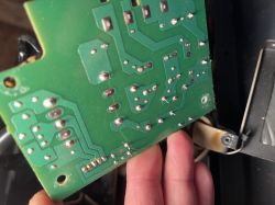 Płytka drukowana (PCB) trzymana przez osobę.