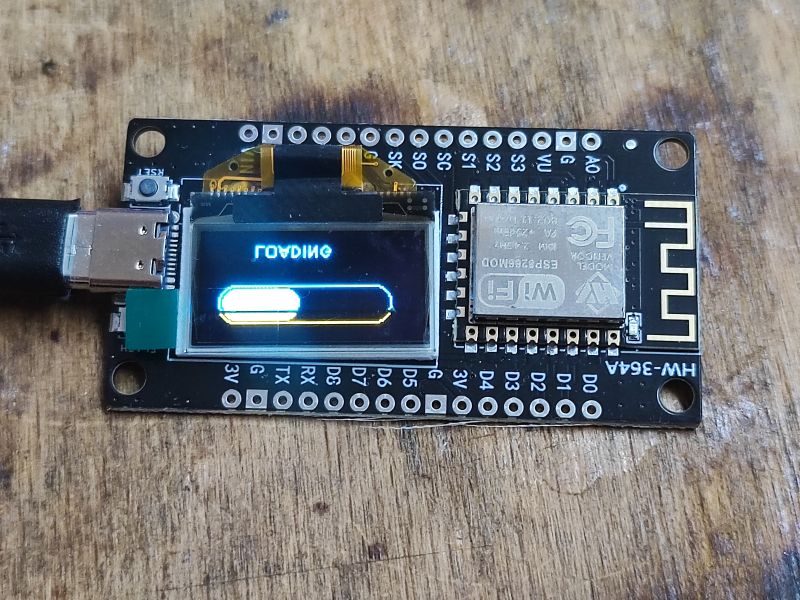Płytka NodeMCU V3 z wyświetlaczem OLED 0.96 cala, podłączona przez USB-C.