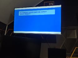 Błąd aktualizacji systemu w telewizorze TCL Komunikat „No available update package, system update stopped” na ekranie telewizora.