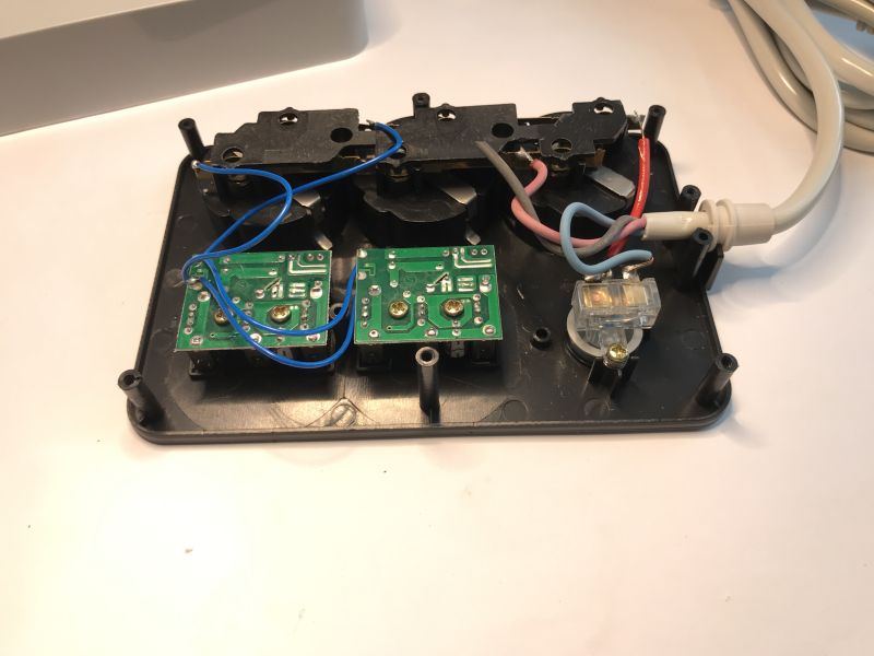 The Lucky Hawk 8204 USB power supply splitter, again about (in)product safety