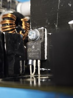 Zbliżenie na tranzystor SVF13N50F zamocowany na radiatorze w zasilaczu DeepCool