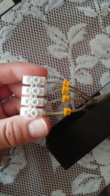 Jak podłączyć nowy żyrandol z 4 pinami do 3 kabli z sufitu?