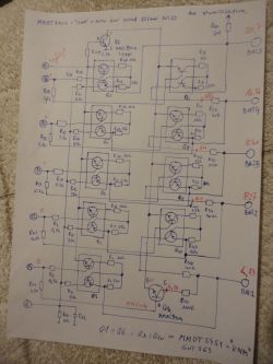 Ręcznie narysowany schemat elektryczny układu z tranzystorami i kondensatorami.