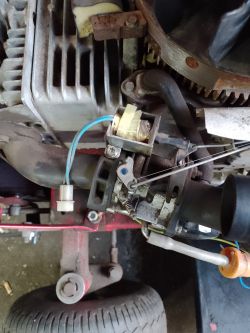 Części silnika z układem elektrycznym w trakcie naprawy.
