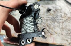 Zużyty regulator napięcia BOSCH 0 272 220 823 trzymany w dłoni