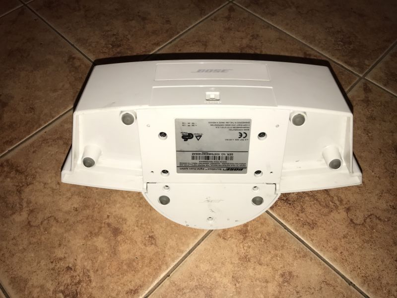 Tył urządzenia Bose SoundDock z tabliczką znamionową na dolnej części obudowy.