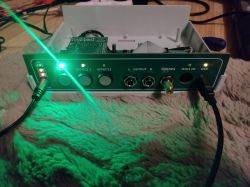 Moduł MIDI z Raspberry Pi z podłączonymi kablami.