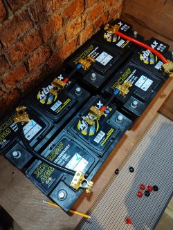 Jak prawidłowo połączyć 4 akumulatory 12V na 24V?
