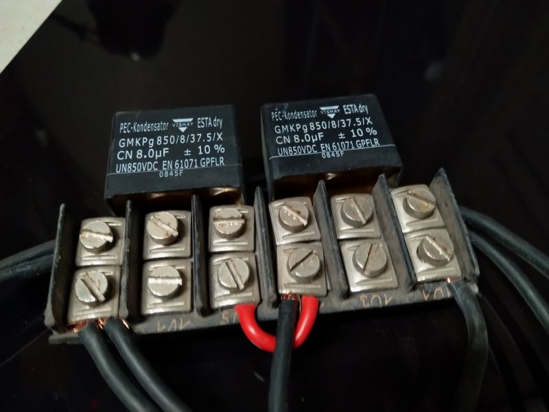 Two Vishay PEC-Kondensator GMKP9 electrolytic capacitors mounted on connectors with wires.