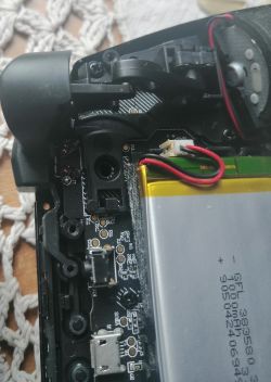 Dlaczego Pad od PS4 Slim sam wbija przycisk R2?