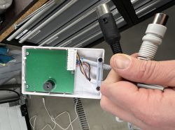 Synchronizacja dwóch siłowników meblowych z osobnymi sterownikami. Chętnie zapłacę za usługę:)