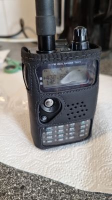 Ręczny radiotelefon Kenwood TH-F7 w czarnym etui, z widocznym wyświetlaczem i anteną