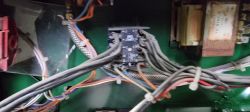Widok wnętrza spawarki z różnymi kablami i komponentami elektronicznymi.
