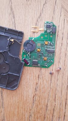 Czy to kondensator w pilocie Renault Scenic II? Szukam schematu.