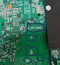 Fragment płytki PCB z zaznaczonymi elementami i odręcznymi oznaczeniami.