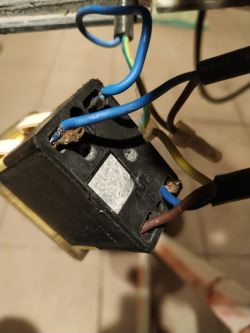 Jak prawidłowo podłączyć kable w włączniku do betoniarki?