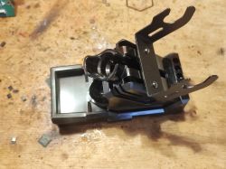 Podstawka do stacji lutowniczej Preciva na drewnianym stole