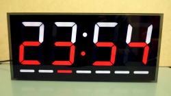 DIY-Digitaluhr mit LED-Anzeige DIY-Digitaluhr mit großen Ziffern und bunten LEDs.