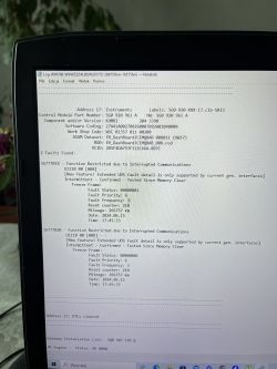 Ekran laptopa z wyświetlonym błędem diagnostyki VCDS dla VW Golfa 7 2013 1.6 TDi.