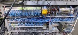 Panel sterowania włoskiej frezarki z układami elektronicznymi i kablami.