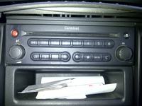 Czy radio w Renault Laguna II 2004 obsługuje adapter AUX IN?