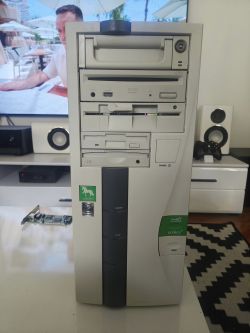 Przód wieży komputera Vobis Highscreen z napędami i etykietami.