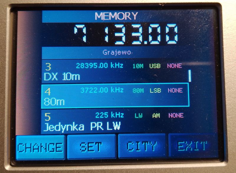 Ekran ustawień pamięci radiowej z listą częstotliwości i modulacji.