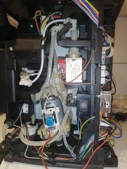 DeLonghi Magnifica 4000 - Jak ustawić zaparzacz do pionu? Blokada, pasek silnika