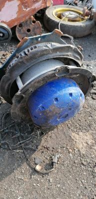 Zdjęcie niebieskiego urządzenia mechanicznego z uszkodzonym okablowaniem.