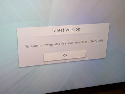 Komunikat na ekranie telewizora Samsung informujący o braku aktualizacji.