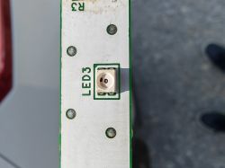 Widok na płytkę z zaznaczoną diodą LED3 w bagażniku Honda CR-V IV 2013.