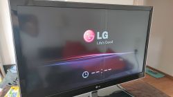 Telewizor LG z pionowymi paskami na ekranie.