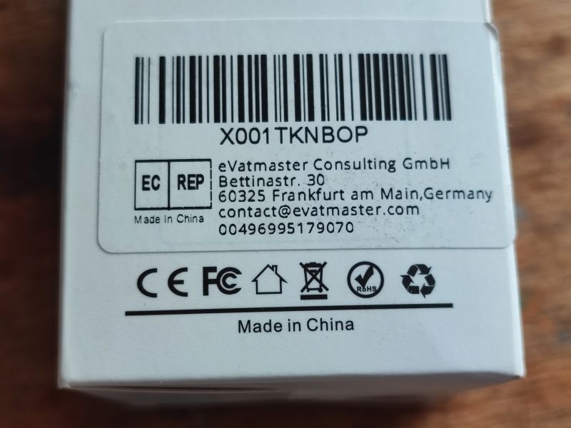 Produktverpackungsetikett aus Deutschland Etikett mit Kontaktinformationen und Zertifizierungszeichen auf weißem Hintergrund.