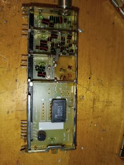Zbliżenie na płytkę elektroniczną z widocznymi elementami TDA9885TS i TUA6031.